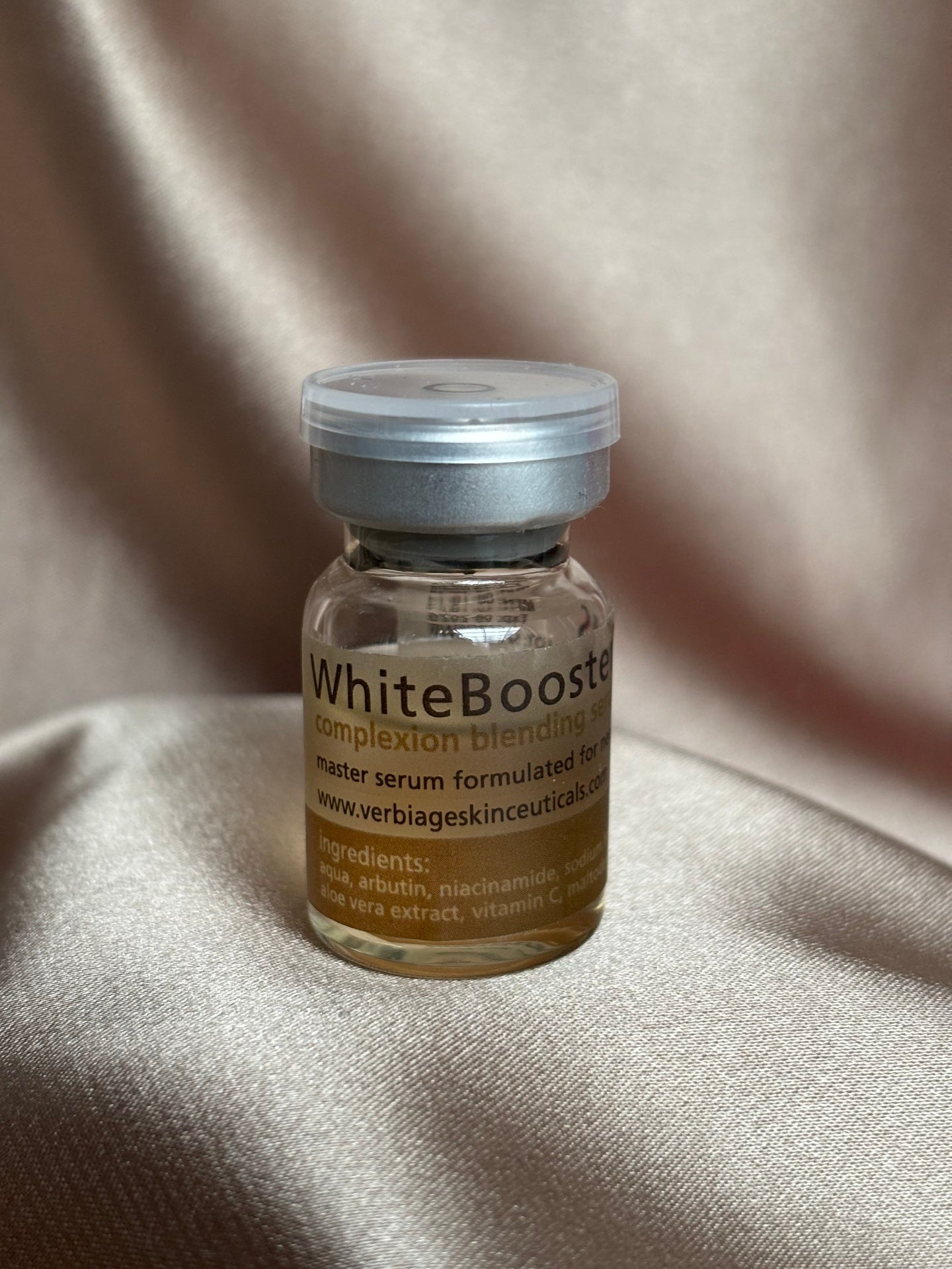 White Booster kirkastava seerumi